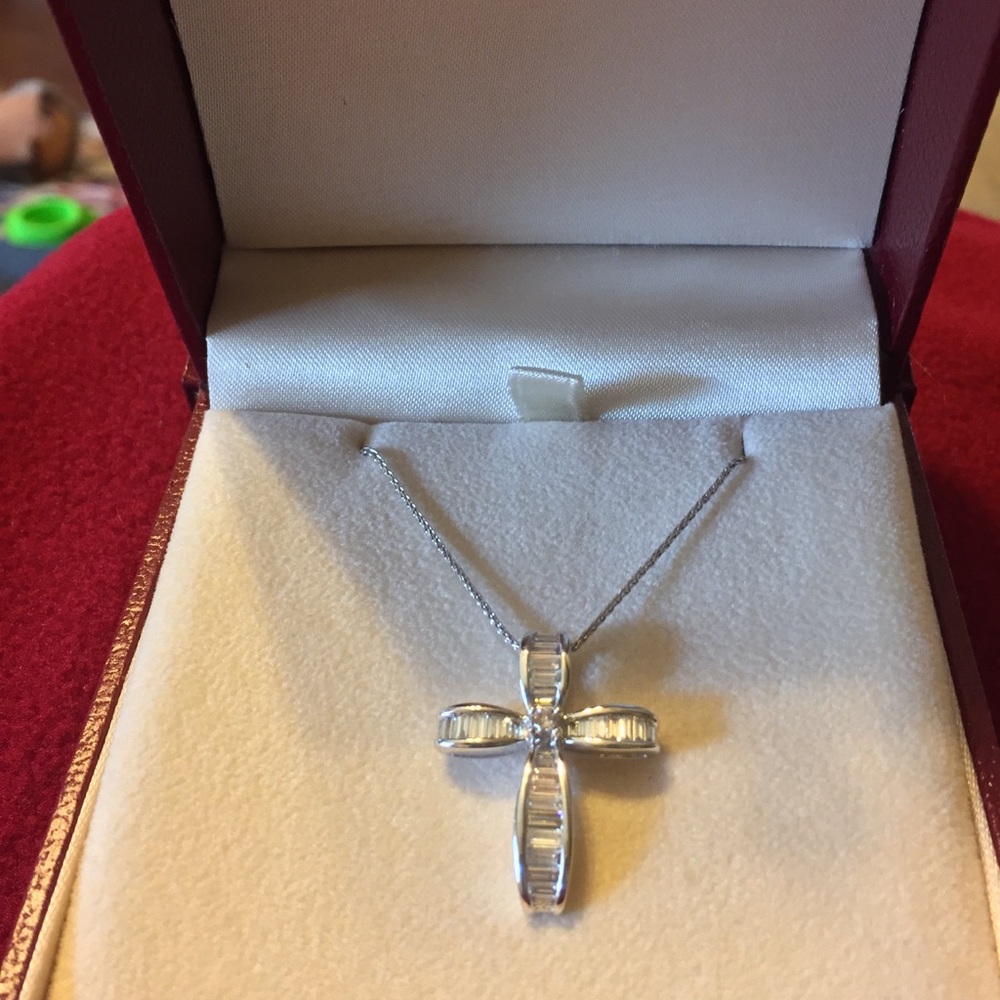 Diamond pendant cross necklace
